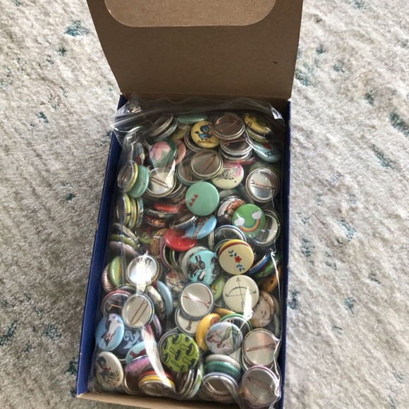 The Button Girl 200 new  pins - Picture 6 of 6